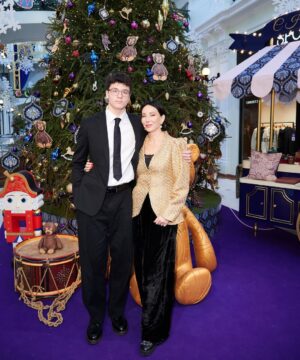 Alika Smekhova Instagram - Мы поздравляем всех тех,кто отмечает сегодня Сочельник,канун Католического Рождества🎄Мира и благополучия вашему дому и Рождественских чудес😇начинается череда волшебных праздников и пусть сбудутся самые заветные желания ❤️
Жакет @berta_muzis
Location @bosco_di_ciliegi
#аликасмехова #макарсмехов #сочельник #каталическоерождество #мамасына #мамадорогая