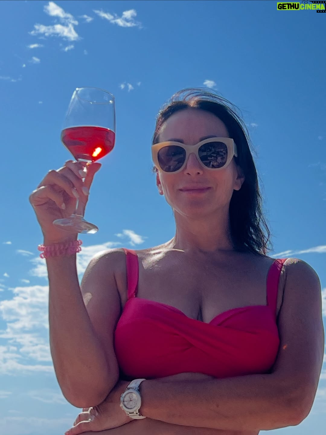 Alika Smekhova - 71.7K Likes - Отпуск подходит к концу и пора возвращаться 🏡 эти фотки оставлю здесь на память о моих маленьких греческих каникулах❤️

#аликасмехова #актриса #путешествие #каникулы #греция #greece #holiday #alikasmekhova #alika #мамадорогая