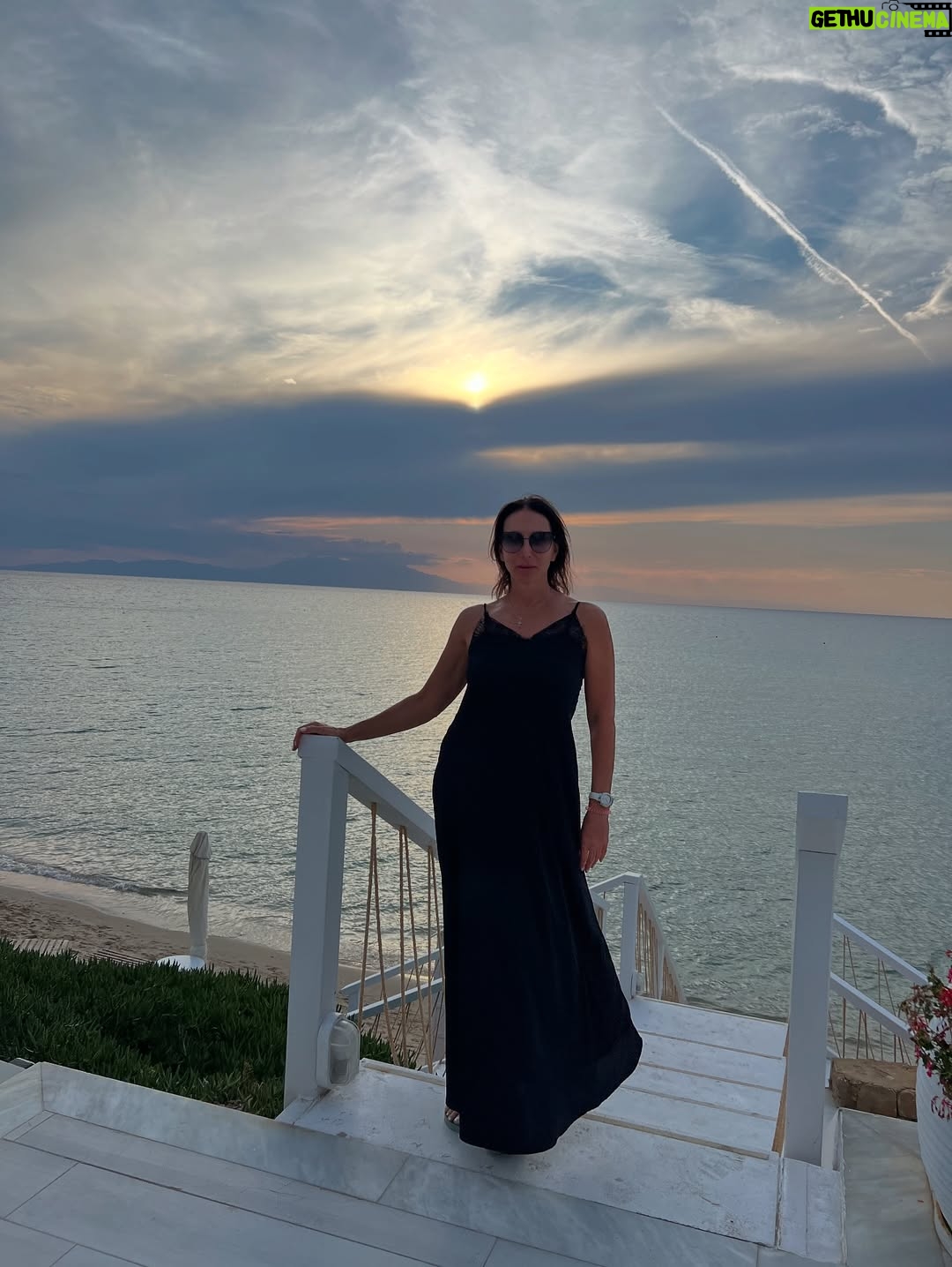 Alika Smekhova - 71.7K Likes - Отпуск подходит к концу и пора возвращаться 🏡 эти фотки оставлю здесь на память о моих маленьких греческих каникулах❤️

#аликасмехова #актриса #путешествие #каникулы #греция #greece #holiday #alikasmekhova #alika #мамадорогая