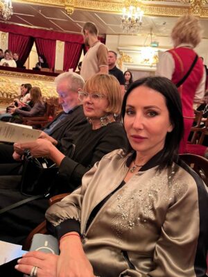 Alika Smekhova Instagram - Семейный поход в театр 👯♀️
Модест Мусоргский
«Хованщина» в Большом.
Народная музыкальная драма в пяти действиях 😌
Оркестровка Дмитрия Шостаковича (редакция 1960),но ощущение что эта грандиозная постановка ещё времен царствующих особ. Все архаично, музейно, декорации еще Федоровского, но впечатляет. Масштабно! 💐
В первом акте на сцене герой пел на настоящем,живом коне…
Я волновалась за обоих))
#аликасмехова #вениаминсмехов #галинааксенова #большойтеатр #опера #хаванщина #семья #семейныйпоходвтеатр #мамадорогая