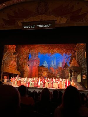 Alika Smekhova Instagram - Семейный поход в театр 👯♀️
Модест Мусоргский
«Хованщина» в Большом.
Народная музыкальная драма в пяти действиях 😌
Оркестровка Дмитрия Шостаковича (редакция 1960),но ощущение что эта грандиозная постановка ещё времен царствующих особ. Все архаично, музейно, декорации еще Федоровского, но впечатляет. Масштабно! 💐
В первом акте на сцене герой пел на настоящем,живом коне…
Я волновалась за обоих))
#аликасмехова #вениаминсмехов #галинааксенова #большойтеатр #опера #хаванщина #семья #семейныйпоходвтеатр #мамадорогая