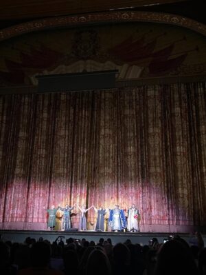Alika Smekhova Instagram - Семейный поход в театр 👯♀️
Модест Мусоргский
«Хованщина» в Большом.
Народная музыкальная драма в пяти действиях 😌
Оркестровка Дмитрия Шостаковича (редакция 1960),но ощущение что эта грандиозная постановка ещё времен царствующих особ. Все архаично, музейно, декорации еще Федоровского, но впечатляет. Масштабно! 💐
В первом акте на сцене герой пел на настоящем,живом коне…
Я волновалась за обоих))
#аликасмехова #вениаминсмехов #галинааксенова #большойтеатр #опера #хаванщина #семья #семейныйпоходвтеатр #мамадорогая