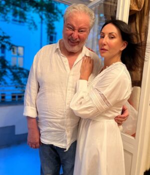 Alika Smekhova Instagram - Мой любимый папа-с юбилеем,с днём рождения!!!🥂прекрасная традиция собираться вместе в этот день-10 августа🌺Звезды нужно рвать как с неба вишни🍒фото снято в моменте - спасибо @aksenovaglasha 👯♀️
Мы своё призванье не забудем —
Смех и радость мы приносим людям…