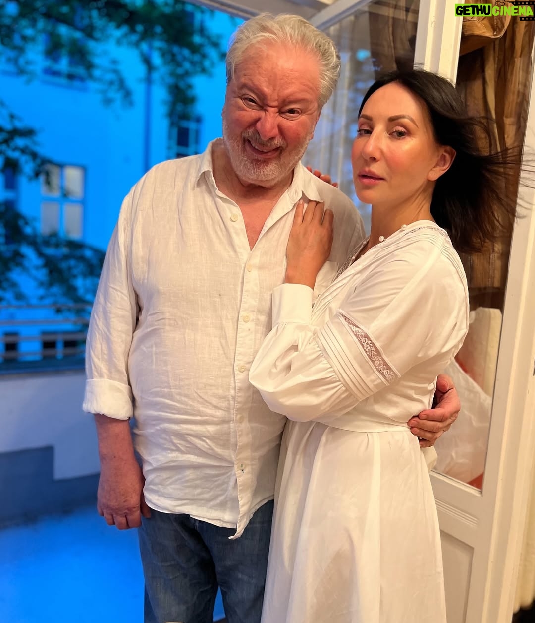 Alika Smekhova - 106.5K Likes - Мой любимый папа-с юбилеем,с днём рождения!!!🥂прекрасная традиция собираться вместе в этот день-10 августа🌺Звезды нужно рвать как с неба вишни🍒фото снято в моменте - спасибо @aksenovaglasha 👯‍♀️

Мы своё призванье не забудем —
Смех и радость мы приносим людям…