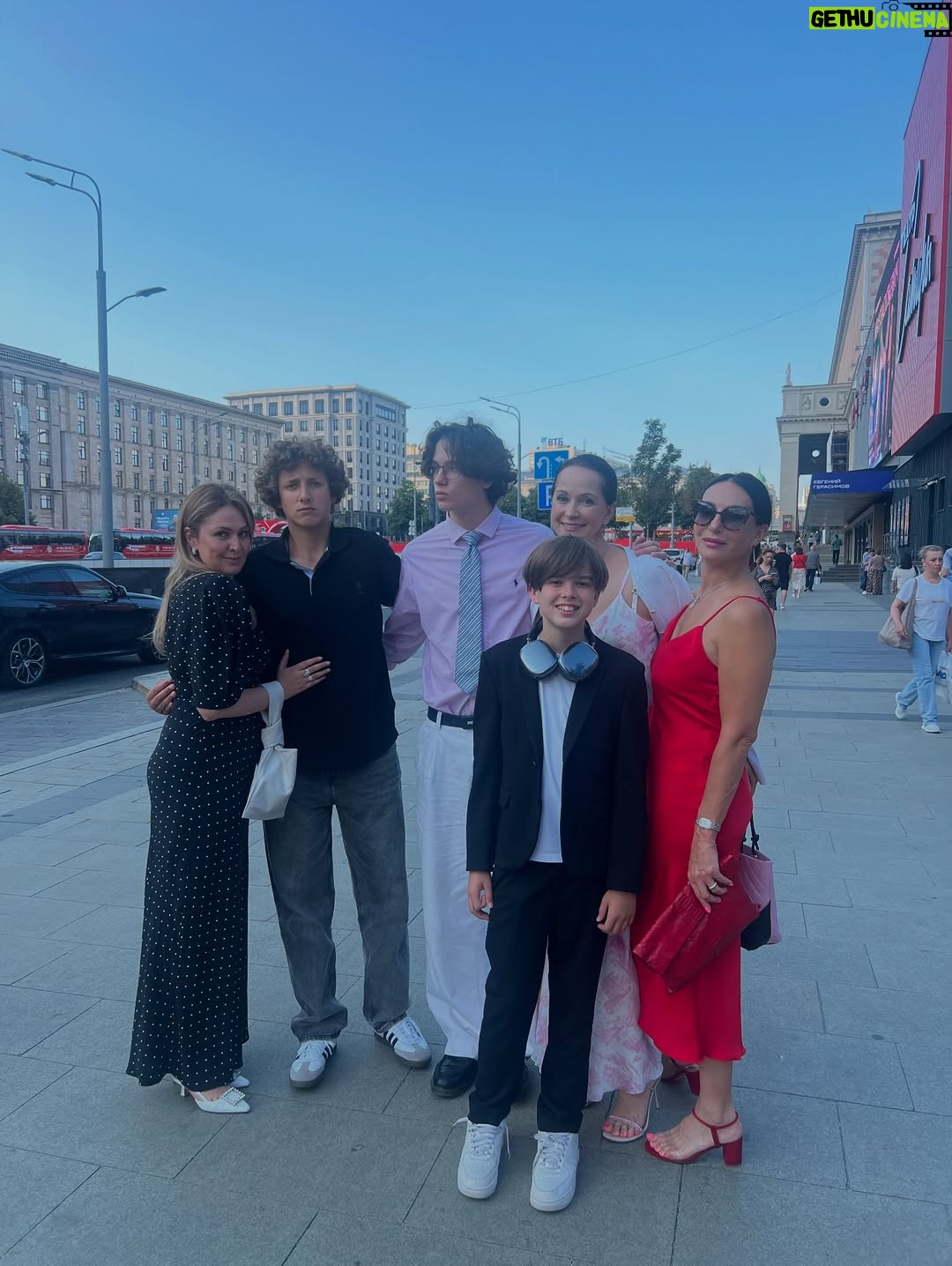 Alika Smekhova - 82.5K Likes - Есть повод-канун дня рождения моего Крестника Виктора и у нас общий сбор👯‍♀️подросли наши детки,а мы все такие же с моими @kabo_olga @lana.muzis и конечно  наряды от @berta_muzis ❤️
Листайте карусель-Витя с др🎂💐
#аликасмехова #актриса #ольгакабо #лана #витя #макарсмехов #друзья #семья #деньрожденья #мамадорогая