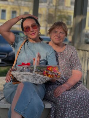 Alika Smekhova Instagram - Маме 85 🌺 будь здорова,весела и спокойна за нас,мы с сестрой и твоими внуками всегда рядом ❤️
#алласмехова #аликасмехова #мама #семья #дочкиматери #юбилей #мамадорогая