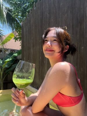 Alisa Kunkwaeng Instagram - August Energy💖🏝️☀️ ตื่นเต้นได้ไปทะเล ไปติดเกาะในรอบปี ตื่นตี4 ขับรถไปขึ้นเรือ เจอพายุ เมาเรือ เมาสองแถว เมามอเตอร์ไซด์ พอมาถึงเกาะมีแดด ฝนนิดๆ เลยแช่น้ำตั้งแต่บ่ายๆจนเย็น ขากลับรูทเดิม สองแถว เรือ และขับกลับอีก 5 ชั่วโมง เพื่อนที่นั่งข้างๆหลับสบายสุด และอาหารอร่อยมาก แฮปปี้ ขนของไปเหมือนไป7 วัน 😂😂 อยากไปอีกแล้วอ่า
.
#kohkood #kohkoodisland #trad #beachvibe #islandvibes #มะปรางอลิสา