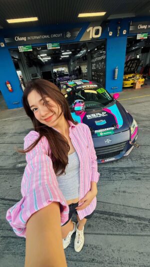 Alisa Kunkwaeng Instagram - Night race! พาลูกชายคนใหม่ มาลงสนามแข่ง Nightraceนะวันนี้ #59 💖💙
.
#bbmpmotorsport #racer #มะปรางอลิสา #alrisaaracediary #hondacrz #racing #womeninmotorsport #motorsport #changinternationalcircuit #ptmaxnitronracingseries #girlsontrack