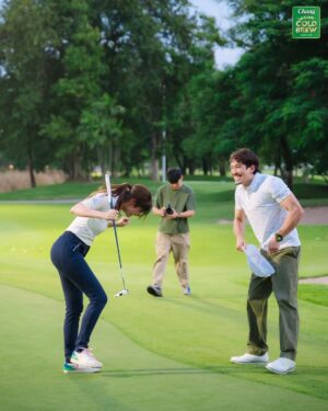 Alisa Kunkwaeng Instagram - Night Golf มันทั้งคูล ทั้งสนุกมาก ⛳️🌙💖
กิจกรรมสุดปัง Chang Cold Brew Cool Club presents Chang Club Championship 2025 จัด Night Golf ครั้งแรก ที่ Flora Ville Golf & Country Club 🎉
สนามดี ก๊วนสนุก และมุมถ่ายรูปคือดีย์ทุกหลุม!
ไม่ใช่แค่กีฬานะ… แต่นี่คือ กอล์ฟไลฟ์สไตล์ ที่มะปรางหลงรัก 😍🎶
#ChangColdBrewCoolClub
#ChangClubChampionship2025
#alrisaagolf #alrisaagolfing