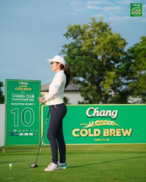 Alisa Kunkwaeng Instagram - Night Golf มันทั้งคูล ทั้งสนุกมาก ⛳️🌙💖
กิจกรรมสุดปัง Chang Cold Brew Cool Club presents Chang Club Championship 2025 จัด Night Golf ครั้งแรก ที่ Flora Ville Golf & Country Club 🎉
สนามดี ก๊วนสนุก และมุมถ่ายรูปคือดีย์ทุกหลุม!
ไม่ใช่แค่กีฬานะ… แต่นี่คือ กอล์ฟไลฟ์สไตล์ ที่มะปรางหลงรัก 😍🎶
#ChangColdBrewCoolClub
#ChangClubChampionship2025
#alrisaagolf #alrisaagolfing