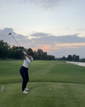 Alisa Kunkwaeng Instagram - Night Golf มันทั้งคูล ทั้งสนุกมาก ⛳️🌙💖
กิจกรรมสุดปัง Chang Cold Brew Cool Club presents Chang Club Championship 2025 จัด Night Golf ครั้งแรก ที่ Flora Ville Golf & Country Club 🎉
สนามดี ก๊วนสนุก และมุมถ่ายรูปคือดีย์ทุกหลุม!
ไม่ใช่แค่กีฬานะ… แต่นี่คือ กอล์ฟไลฟ์สไตล์ ที่มะปรางหลงรัก 😍🎶
#ChangColdBrewCoolClub
#ChangClubChampionship2025
#alrisaagolf #alrisaagolfing