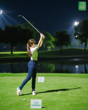Alisa Kunkwaeng Instagram - Night Golf มันทั้งคูล ทั้งสนุกมาก ⛳️🌙💖
กิจกรรมสุดปัง Chang Cold Brew Cool Club presents Chang Club Championship 2025 จัด Night Golf ครั้งแรก ที่ Flora Ville Golf & Country Club 🎉
สนามดี ก๊วนสนุก และมุมถ่ายรูปคือดีย์ทุกหลุม!
ไม่ใช่แค่กีฬานะ… แต่นี่คือ กอล์ฟไลฟ์สไตล์ ที่มะปรางหลงรัก 😍🎶
#ChangColdBrewCoolClub
#ChangClubChampionship2025
#alrisaagolf #alrisaagolfing