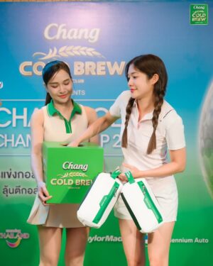 Alisa Kunkwaeng Instagram - Night Golf มันทั้งคูล ทั้งสนุกมาก ⛳️🌙💖
กิจกรรมสุดปัง Chang Cold Brew Cool Club presents Chang Club Championship 2025 จัด Night Golf ครั้งแรก ที่ Flora Ville Golf & Country Club 🎉
สนามดี ก๊วนสนุก และมุมถ่ายรูปคือดีย์ทุกหลุม!
ไม่ใช่แค่กีฬานะ… แต่นี่คือ กอล์ฟไลฟ์สไตล์ ที่มะปรางหลงรัก 😍🎶
#ChangColdBrewCoolClub
#ChangClubChampionship2025
#alrisaagolf #alrisaagolfing