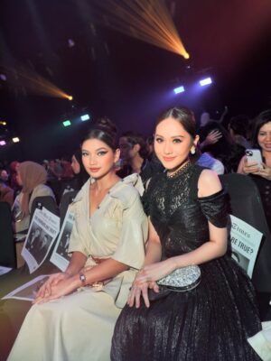 Alya Iman Instagram - The art, culture, designs, all!
Love everything about @fiziwoo’s show @klfashionweek ✨