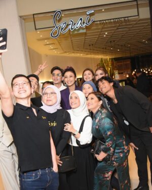 Alya Iman Instagram - A night full of tears, laughters & smiles ✨
#PabilaDiaTersenyum @viumalaysia
@globalstationsb
@starspowerhouseentertainment
@balmain
@miezailani @taufiqazhr
@itsmeanuar
@iqbalrafael92 @edvidkwa