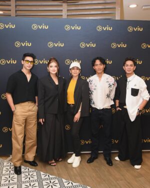 Alya Iman Instagram - Pabila Dia Tersenyum Launching 🦋✨
@viumalaysia
@globalstationsb
@itsmeanuar
@behati.my
@iqbalrafael92
@starspowerhouseentertainment