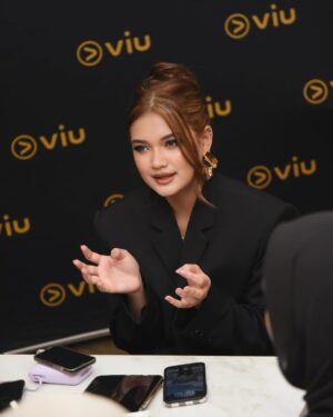 Alya Iman Instagram - Pabila Dia Tersenyum Launching 🦋✨
@viumalaysia
@globalstationsb
@itsmeanuar
@behati.my
@iqbalrafael92
@starspowerhouseentertainment