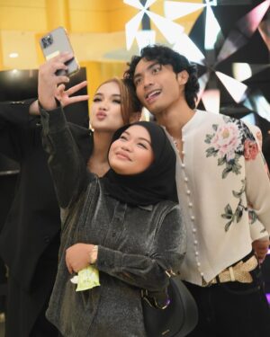 Alya Iman Instagram - Pabila Dia Tersenyum Launching 🦋✨
@viumalaysia
@globalstationsb
@itsmeanuar
@behati.my
@iqbalrafael92
@starspowerhouseentertainment