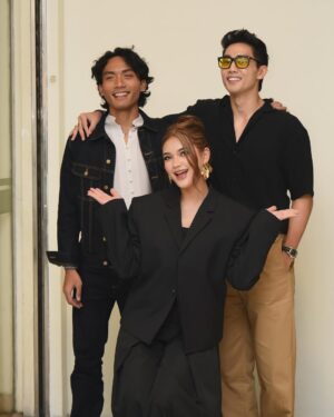 Alya Iman Instagram - Pabila Dia Tersenyum Launching 🦋✨
@viumalaysia
@globalstationsb
@itsmeanuar
@behati.my
@iqbalrafael92
@starspowerhouseentertainment