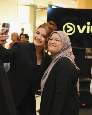 Alya Iman Instagram - Pabila Dia Tersenyum Launching 🦋✨
@viumalaysia
@globalstationsb
@itsmeanuar
@behati.my
@iqbalrafael92
@starspowerhouseentertainment