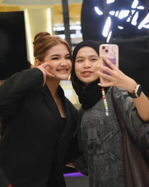 Alya Iman Instagram - Pabila Dia Tersenyum Launching 🦋✨
@viumalaysia
@globalstationsb
@itsmeanuar
@behati.my
@iqbalrafael92
@starspowerhouseentertainment