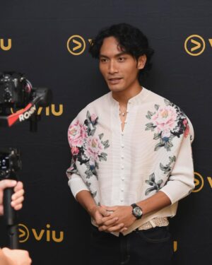 Alya Iman Instagram - Pabila Dia Tersenyum Launching 🦋✨
@viumalaysia
@globalstationsb
@itsmeanuar
@behati.my
@iqbalrafael92
@starspowerhouseentertainment