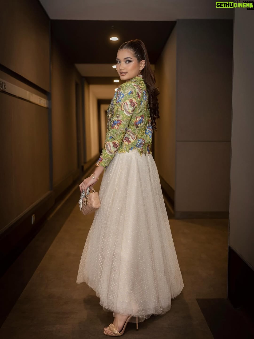 Alya Iman - 3 Likes - Here for the good vibes, a reunion of familiar faces, and a night celebrating talents. No gossip, no drama, just love <3 

Nominated for 2 categories last night thank you #AnugerahMelodiTerhangat2025 @meloditv3 @tv3malaysia ✨

Dressed in @fiziwoo 
Glam @iqbalrafael92 
Hairstylist @shasya_balqisya 
Captures @reza8179 
VidCams @miezailani @taufiqazhr