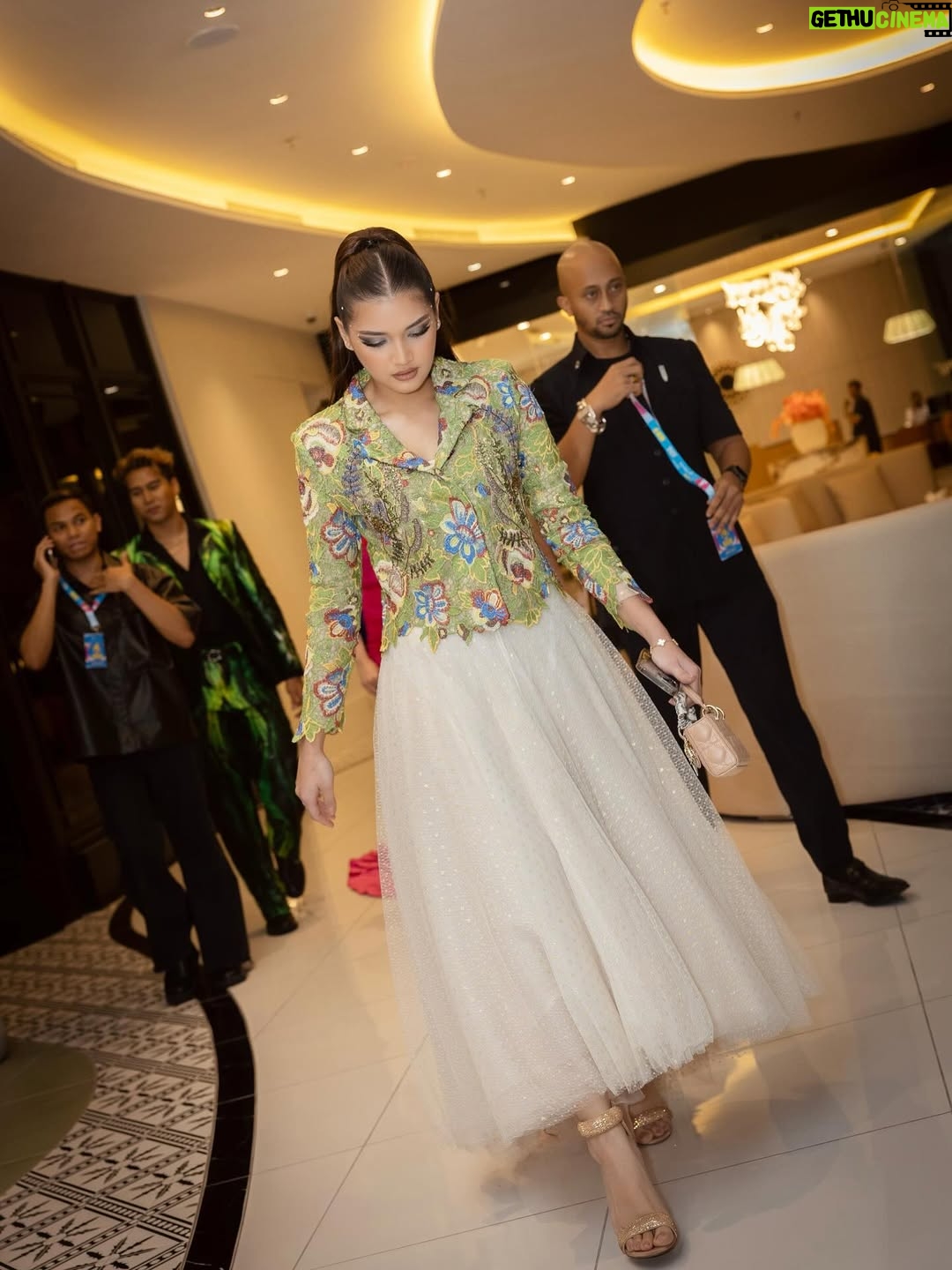 Alya Iman - 3 Likes - Here for the good vibes, a reunion of familiar faces, and a night celebrating talents. No gossip, no drama, just love <3 

Nominated for 2 categories last night thank you #AnugerahMelodiTerhangat2025 @meloditv3 @tv3malaysia ✨

Dressed in @fiziwoo 
Glam @iqbalrafael92 
Hairstylist @shasya_balqisya 
Captures @reza8179 
VidCams @miezailani @taufiqazhr