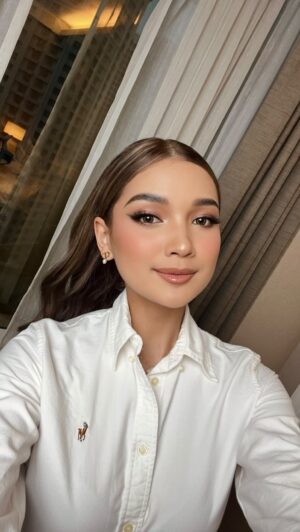 Alya Iman Instagram - Glow mode: activated with @dr.leomy ✨
#drleomy #drleo7xceramide