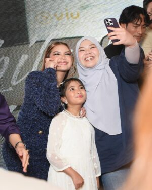 Alya Iman Instagram - A night full of tears, laughters & smiles ✨
#PabilaDiaTersenyum @viumalaysia
@globalstationsb
@starspowerhouseentertainment
@balmain
@miezailani @taufiqazhr
@itsmeanuar
@iqbalrafael92 @edvidkwa