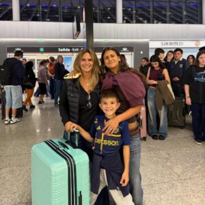 Amalia Granata Instagram - Y un día… llegó el día! en un abrir y cerrar de ojos se cumple un ciclo.
Me acuerdo cuando te dejé en salita de 2 y hoy te dejo en el aeropuerto para que disfrutes tu merecido viaje de egresados. Mi nena hermosa tan feliz, te mereces todo lo lindo que te pasa ! Te amo y amé cada paso que dimos juntas en todas tus etapas.
Que orgullo ser tu mamá y ser parte de tus logros.
Enjoy ! Mamá siempre va a estar acá pa vos. @umagranata