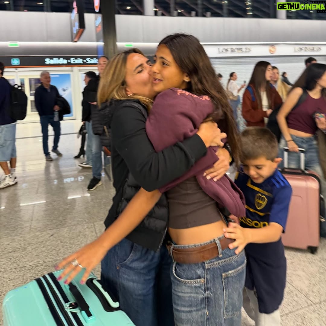 Amalia Granata - 43.8K Likes - Y un día… llegó el día! en un abrir y cerrar de ojos se cumple un ciclo.
 Me acuerdo cuando te dejé en salita de 2 y hoy te dejo en el aeropuerto para que disfrutes tu merecido viaje de egresados. Mi nena hermosa tan feliz, te mereces todo lo lindo que te pasa ! Te amo y amé cada paso que dimos juntas en todas tus etapas. 
Que orgullo ser tu mamá y ser parte de tus logros. 
Enjoy ! Mamá siempre va a estar acá pa vos. @umagranata