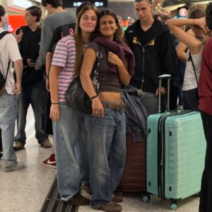Amalia Granata Instagram - Y un día… llegó el día! en un abrir y cerrar de ojos se cumple un ciclo.
Me acuerdo cuando te dejé en salita de 2 y hoy te dejo en el aeropuerto para que disfrutes tu merecido viaje de egresados. Mi nena hermosa tan feliz, te mereces todo lo lindo que te pasa ! Te amo y amé cada paso que dimos juntas en todas tus etapas.
Que orgullo ser tu mamá y ser parte de tus logros.
Enjoy ! Mamá siempre va a estar acá pa vos. @umagranata