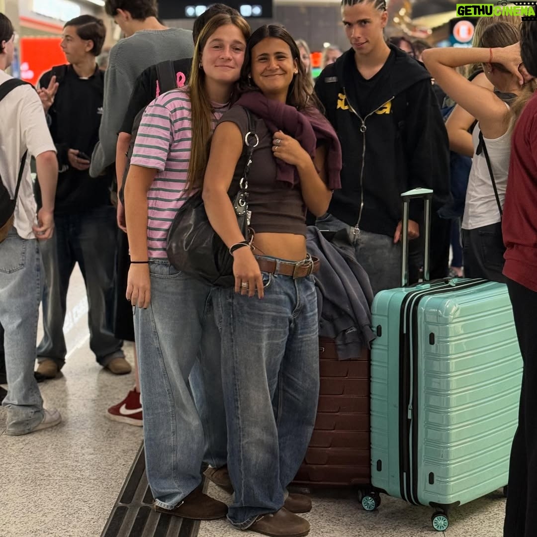 Amalia Granata - 43.8K Likes - Y un día… llegó el día! en un abrir y cerrar de ojos se cumple un ciclo.
 Me acuerdo cuando te dejé en salita de 2 y hoy te dejo en el aeropuerto para que disfrutes tu merecido viaje de egresados. Mi nena hermosa tan feliz, te mereces todo lo lindo que te pasa ! Te amo y amé cada paso que dimos juntas en todas tus etapas. 
Que orgullo ser tu mamá y ser parte de tus logros. 
Enjoy ! Mamá siempre va a estar acá pa vos. @umagranata