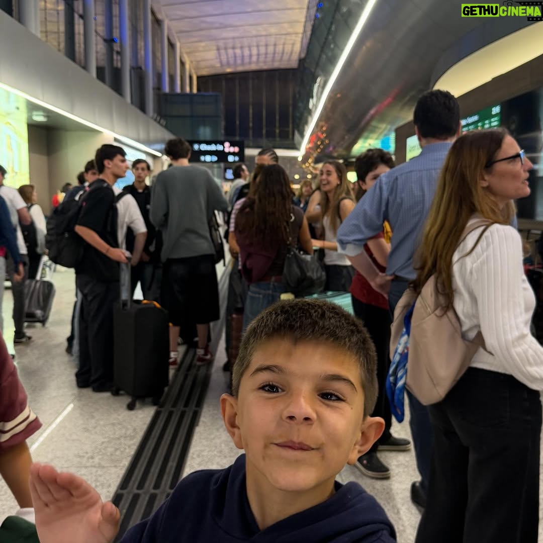 Amalia Granata - 43.8K Likes - Y un día… llegó el día! en un abrir y cerrar de ojos se cumple un ciclo.
 Me acuerdo cuando te dejé en salita de 2 y hoy te dejo en el aeropuerto para que disfrutes tu merecido viaje de egresados. Mi nena hermosa tan feliz, te mereces todo lo lindo que te pasa ! Te amo y amé cada paso que dimos juntas en todas tus etapas. 
Que orgullo ser tu mamá y ser parte de tus logros. 
Enjoy ! Mamá siempre va a estar acá pa vos. @umagranata