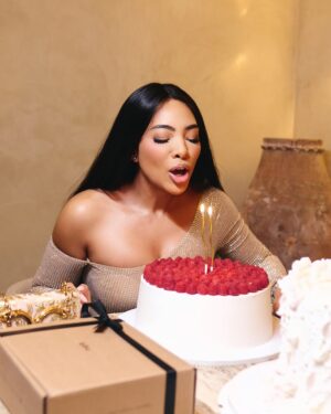 Amanda Du-Pont Instagram - Let God Cook 🎂 most wholesome birthday!
📸 @pedrothe3rd
🎂 @thebakingbox_001
💄 @khosis
🎁 @lelive.africa