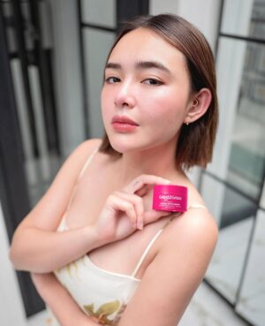 Amanda Manopo Instagram - Definisi sayang sekebooon sama retinol moist ini! 🥹🫶🏻 selalu amazed sama overnight glowing effectnya dan hasilnya yang bikin kulit halusss, lembuttt, cerahhh. Aku sih approved bangettt @glad2glow
