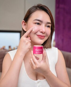 Amanda Manopo Instagram - Definisi sayang sekebooon sama retinol moist ini! 🥹🫶🏻 selalu amazed sama overnight glowing effectnya dan hasilnya yang bikin kulit halusss, lembuttt, cerahhh. Aku sih approved bangettt @glad2glow