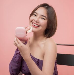 Amanda Manopo Instagram - Andalanku kalo butuh makeup satset tapi hasilnya cetar & flawless seharian 💗💗💗 Coverage dan finishnya bessst! Cukup 1x swipe pori-pori dan noda-noda auto gone🪄 Recommended banget guys wajib coba @glad2glow 😘