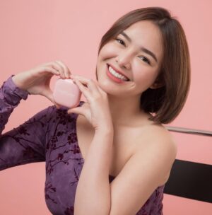 Amanda Manopo Instagram - Andalanku kalo butuh makeup satset tapi hasilnya cetar & flawless seharian 💗💗💗 Coverage dan finishnya bessst! Cukup 1x swipe pori-pori dan noda-noda auto gone🪄 Recommended banget guys wajib coba @glad2glow 😘