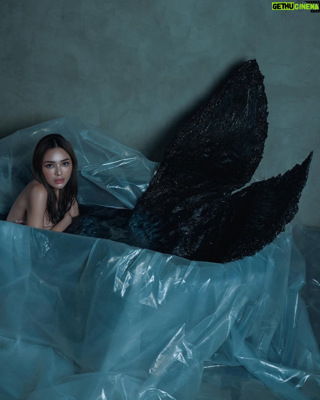 Amanda Manopo - 100.7K Likes - Im fading away slowy and you aren’t even noticing

#STARRING @amandamanopo 
Photographer @winstongomez #winstongomez 
Stylist @cellyjournee 
Mua @kikylutan 
Hair @pujahairdo 
Studio @11.11studiojakarta 
Tails @marcellytania 

#AmandaManopo