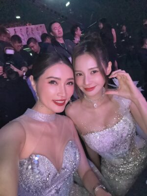 Amber Chia Instagram - 非常荣幸再次担任 @goddessofnature.malaysia 的评审与猫步导师 ✨
恭喜 @summerlau1313 & @dj.riesa.anne 顺利完成第六届全能女神!一届比一届精彩🤩
同时也恭喜所有参赛者与获奖者们 🎉
冠军 👑 @aglthsrx
亚军 👑 @___mimiwong
季军 👑 @eileencl__
Wearing @ilavish.gown silver gown. 🩶