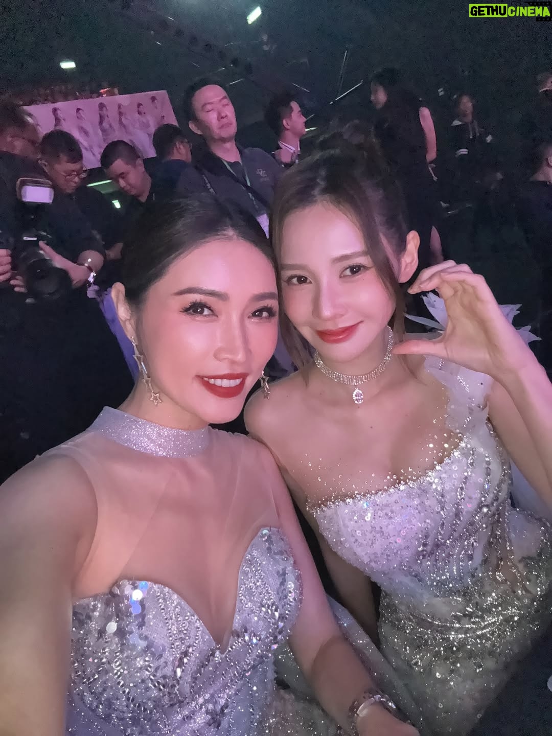 Amber Chia - 1.9K Likes - 非常荣幸再次担任 @goddessofnature.malaysia 的评审与猫步导师 ✨
恭喜 @summerlau1313 & @dj.riesa.anne 顺利完成第六届全能女神！一届比一届精彩🤩
同时也恭喜所有参赛者与获奖者们 🎉
冠军 👑 @aglthsrx
亚军 👑 @___mimiwong 
季军 👑 @eileencl__ 
Wearing @ilavish.gown silver gown. 🩶