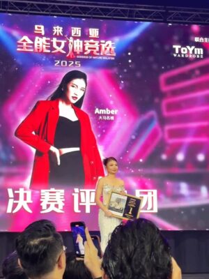 Amber Chia Instagram - 非常荣幸再次担任 @goddessofnature.malaysia 的评审与猫步导师 ✨
恭喜 @summerlau1313 & @dj.riesa.anne 顺利完成第六届全能女神!一届比一届精彩🤩
同时也恭喜所有参赛者与获奖者们 🎉
冠军 👑 @aglthsrx
亚军 👑 @___mimiwong
季军 👑 @eileencl__
Wearing @ilavish.gown silver gown. 🩶