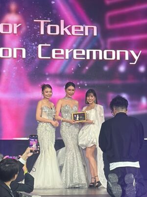 Amber Chia Instagram - 非常荣幸再次担任 @goddessofnature.malaysia 的评审与猫步导师 ✨
恭喜 @summerlau1313 & @dj.riesa.anne 顺利完成第六届全能女神!一届比一届精彩🤩
同时也恭喜所有参赛者与获奖者们 🎉
冠军 👑 @aglthsrx
亚军 👑 @___mimiwong
季军 👑 @eileencl__
Wearing @ilavish.gown silver gown. 🩶