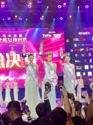 Amber Chia Instagram - 非常荣幸再次担任 @goddessofnature.malaysia 的评审与猫步导师 ✨
恭喜 @summerlau1313 & @dj.riesa.anne 顺利完成第六届全能女神!一届比一届精彩🤩
同时也恭喜所有参赛者与获奖者们 🎉
冠军 👑 @aglthsrx
亚军 👑 @___mimiwong
季军 👑 @eileencl__
Wearing @ilavish.gown silver gown. 🩶