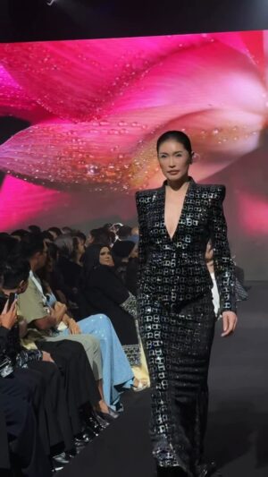 Amber Chia Instagram - Day 1 of #KLFashionWeek2025
Honored to be the closing model for the spectacular @rrbyrizmanruzaini X #KLFW2025 show!
Thank you #RizmanRuzaini @rizman.n @ruzaini.jamil for having me!
Big congratulations on #RR20thAnniversary #RR20Years — 20 iconic years of fashion excellence! 💫
What a STUNNING collection. Absolutely loved it! ❤️
不敢相信自己已经走秀第26年了!
荣幸再次成为 @rizmanruzaini 的主要模特,重返闪耀舞台✨
感恩我还在伸展台上发光发热,26年了还没被淘汰😂