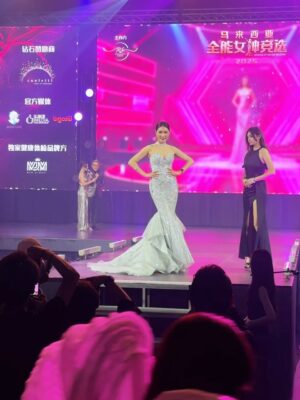 Amber Chia Instagram - 非常荣幸再次担任 @goddessofnature.malaysia 的评审与猫步导师 ✨
恭喜 @summerlau1313 & @dj.riesa.anne 顺利完成第六届全能女神!一届比一届精彩🤩
同时也恭喜所有参赛者与获奖者们 🎉
冠军 👑 @aglthsrx
亚军 👑 @___mimiwong
季军 👑 @eileencl__
Wearing @ilavish.gown silver gown. 🩶