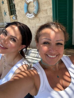 Amie Sultan Instagram - Friends, sun, sea, joy 🫶🏼🪸🌺🌊🌞🐚