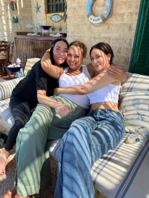 Amie Sultan Instagram - Friends, sun, sea, joy 🫶🏼🪸🌺🌊🌞🐚